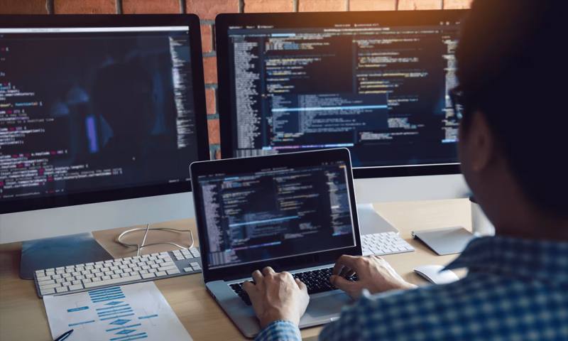 数据科学选型:R与Python如何赋能灯塔市网站建设?
